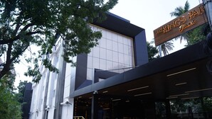 Um edifício moderno com uma placa que diz "The King's Park".