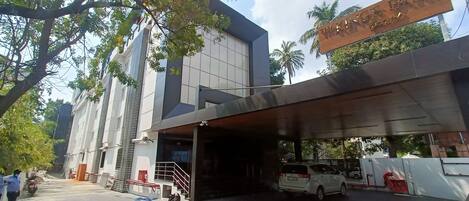 Un edificio moderno con un letrero que dice "The King's Park Grand".