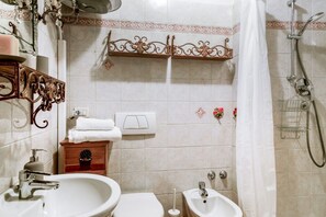 تجهيزات دش، مجففات شعر، مراحيض شطف