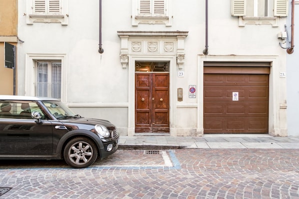Exterior detail - Studio located on the ground floor of a building from 1900.In 35 square meters of space it accommodates up two people with a double sofa bed.In a quiet and residential location, right in the center.We are located within the ZTL (limited traffic area).Con (Parma)