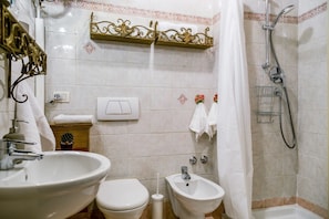 Douche, sĂšche-cheveux, bidet