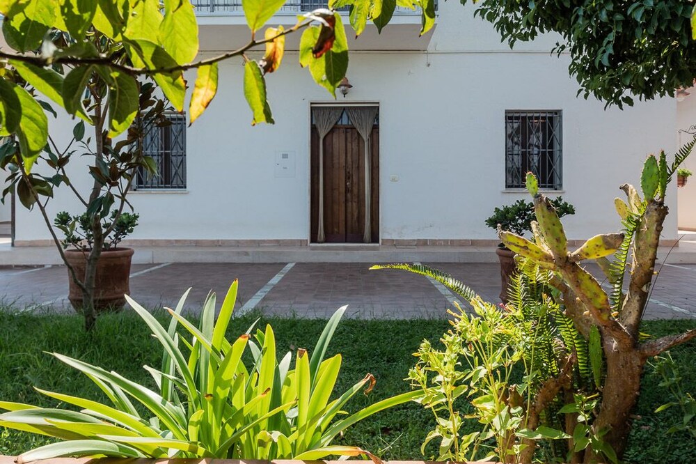 Cozy residence surrounded by greenery, just 10 minutes from the sea