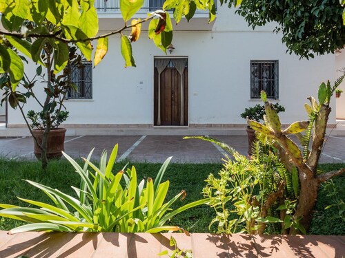 Cozy abode surrounded by greenery, just 10 minutes from the sea