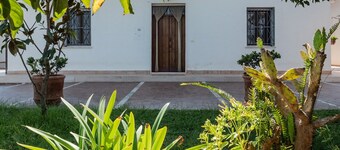 Cozy abode surrounded by greenery, just 10 minutes from the sea