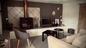 TV, peis, DVD-spiller og bøker