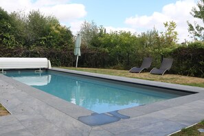 Una piscina al aire libre, una piscina climatizada