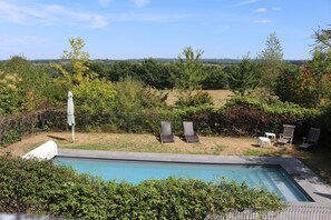 Utendørsbasseng og et oppvarmet basseng