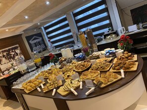 Free daily buffet breakfast