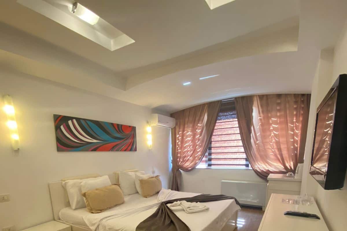 1 bedroom, premium bedding, desk, laptop workspace