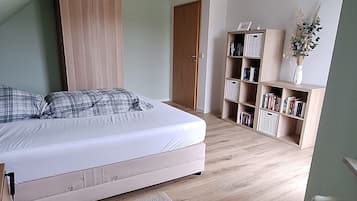 3 bedrooms, desk, free WiFi, bed sheets