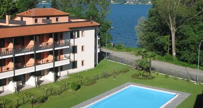 Apartment with private garden two steps from the lake.