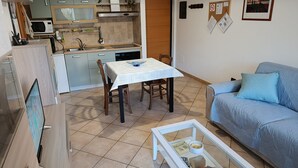 Ein kompakter Wohnbereich mit Essbereich, einer Couch und einem Couchtisch.