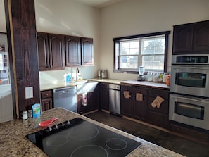 Fridge, microwave, stovetop, dishwasher