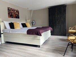 Suíte luxo, terraço | Camas com colchões de espuma com sistema de memória, cofres nos quartos