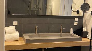 Shower, rainfall showerhead, free toiletries, hair dryer