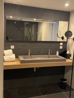 Suíte luxo, terraço | Banheiro | Chuveiro, chuveiro com efeito de chuva, produtos de toalete grátis 
