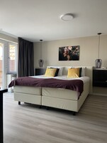 Colchones con efecto memoria y caja de seguridad en la habitación 