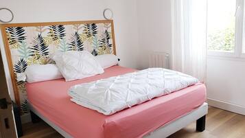 3 bedrooms, iron/ironing board, travel crib, WiFi (free)
