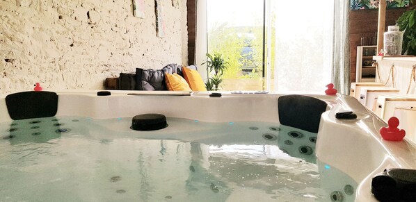 Interior - Unlimited private indoor Jacuzzi at Mont saint-michel (Pontorson)