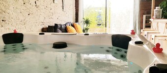 Unlimited private indoor Jacuzzi at Mont saint-michel