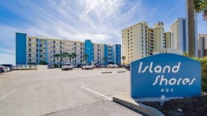 Un cartel de hotel con el nombre 'Island Shores' y el número 421.