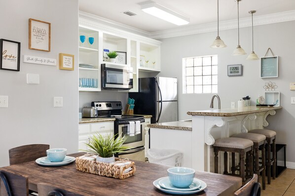 Réfrigérateur, four à micro-ondes, un four, surface de cuisson