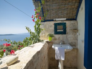 Chuveiro, secador de cabelo, toalhas de banho 