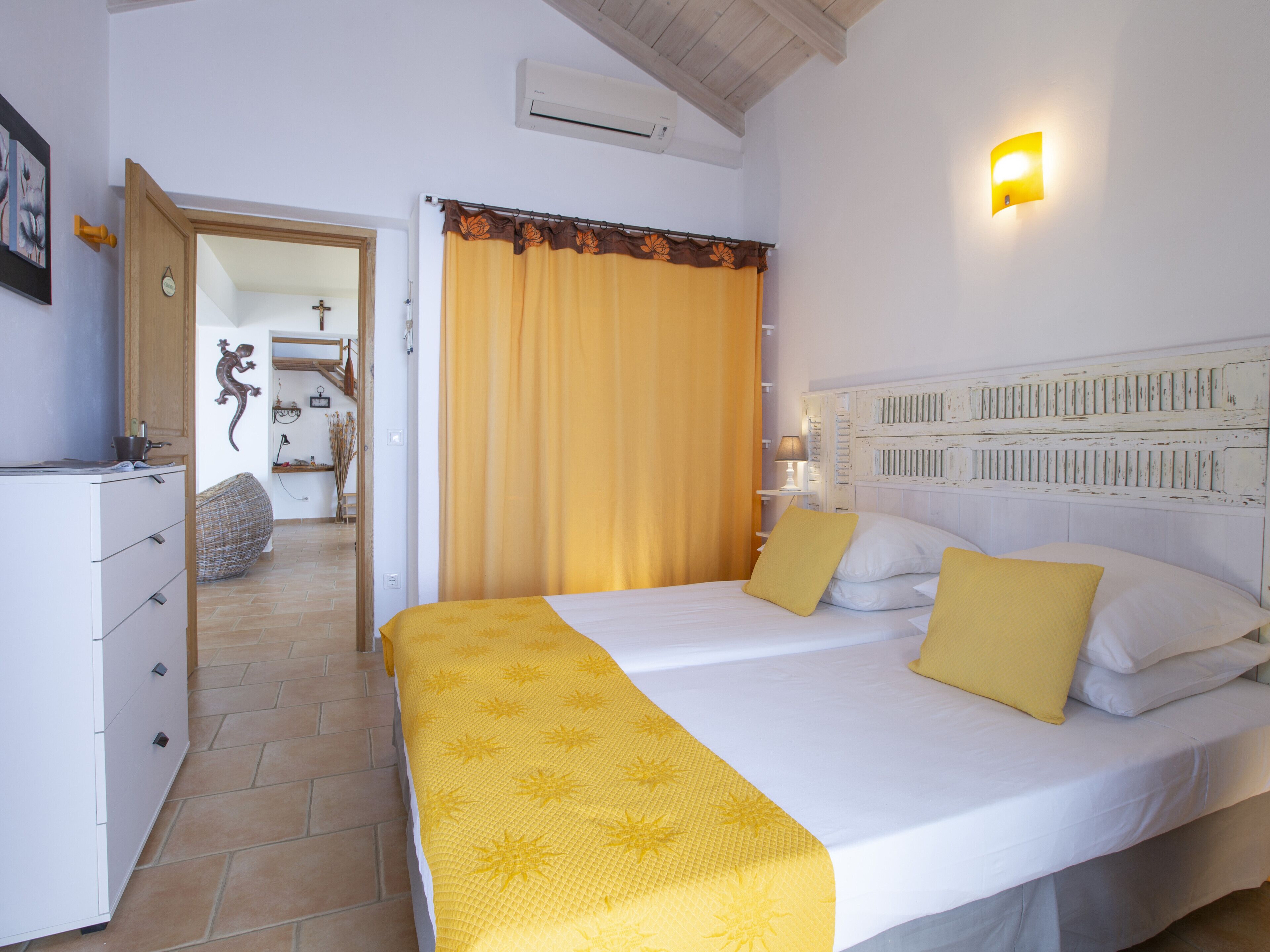 7 quartos, ferros/tábuas de passar roupa, Wi-Fi, roupa de cama