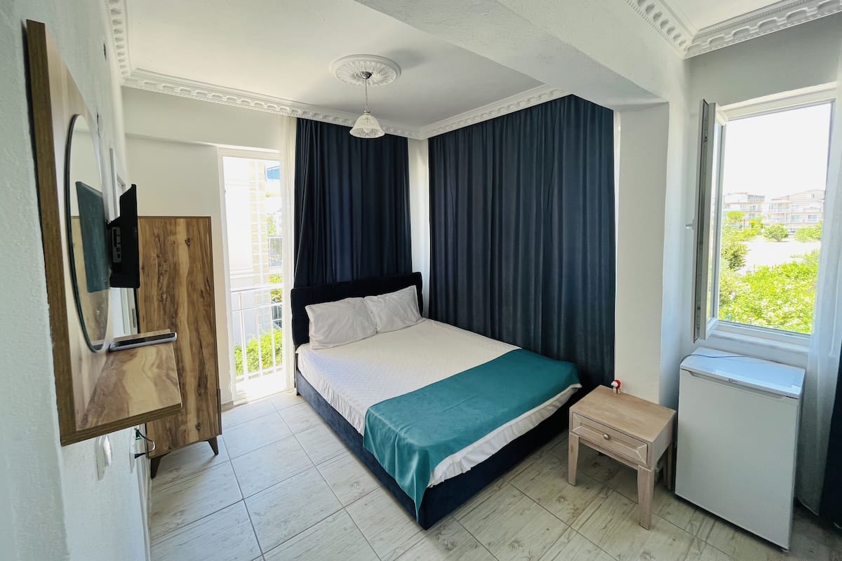 Family Quadruple Room | Premium bedding, laptop workspace, WiFi (free), bed sheets