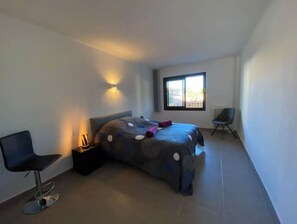 3 habitaciones, escritorio y tabla de planchar con plancha 