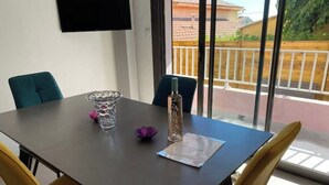 A dining area with a table, chairs, a vase, and a bottle. - Les Marronniers, Six-Fours-les-Plages / 10 min from the beach, 4-room, 78 m² (Six-Fours-les-Plages)