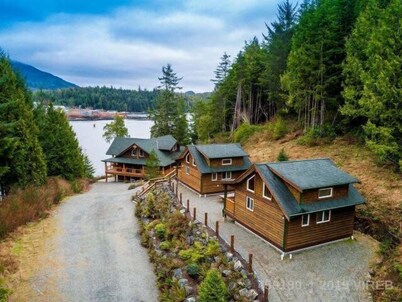 Orca Cabin I Wild Pacific Trail I Pets I Big Beach