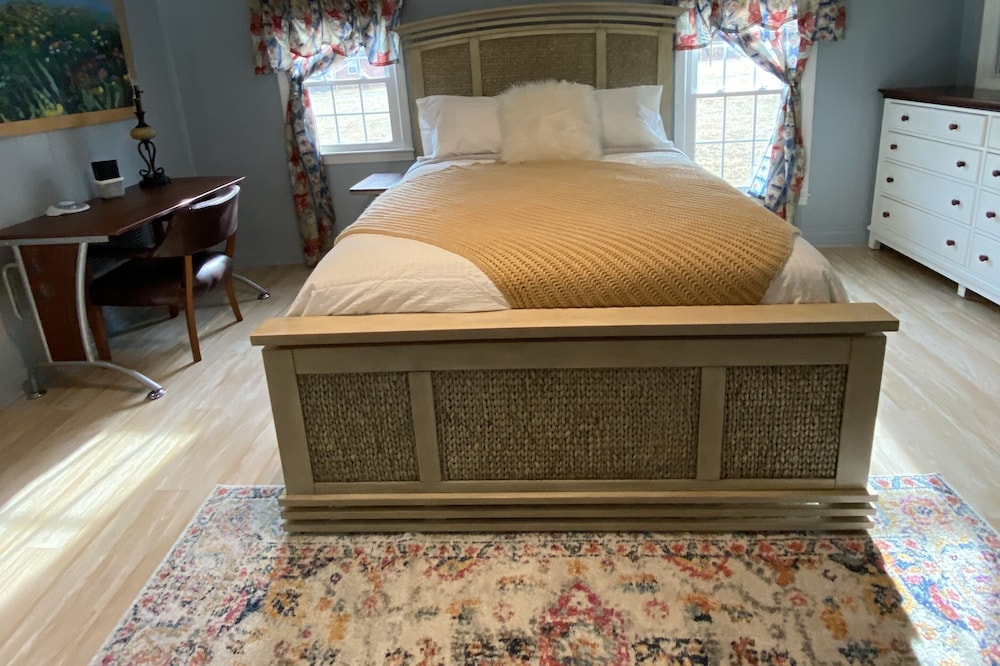Simple comfort close to Winston & Vineyards
