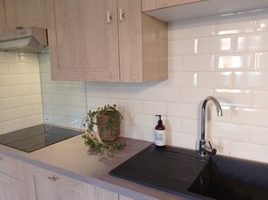 Réfrigérateur, four à micro-ondes, un four, surface de cuisson