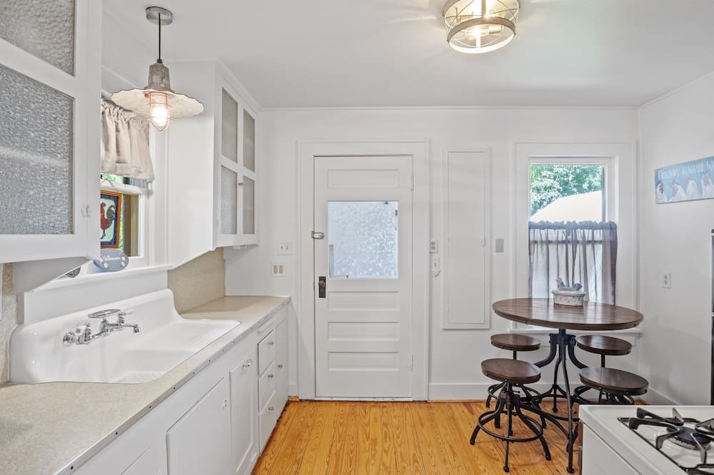 Deannies Cottage 2 Bedroom Cottage by RedAwning - Fredericksburg, TX