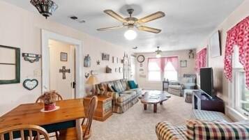 Cottage, 2 kamar tidur | Area keluarga | Smart TV