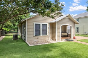 Cottage, 2 Bedrooms | Exterior - Deannies Cottage 2 Bedroom Cottage by RedAwning (Fredericksburg)