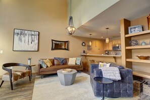 Condo, 2 habitaciones | Área de sala de estar | Smart TV y chimenea 