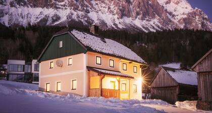 Quaint, rustic vacation home with hut flair on the sunny side of the Grimming