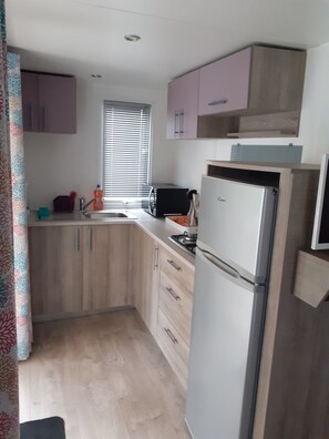 ثلاجة، ميكروويف، فرن، موقد طهي مسطح