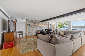 Smart-TV, Kamin, Bücher