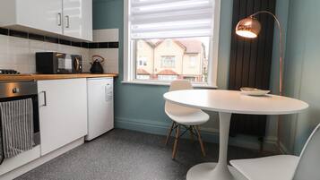 Cottage | Private kitchen | Fridge, electric kettle, toaster, cookware/dishes/utensils