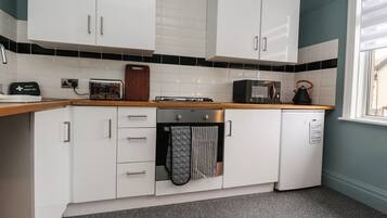 Cottage | Private kitchen | Fridge, electric kettle, toaster, cookware/dishes/utensils