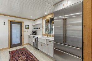 Refrigerador, microondas, cafetera y tetera y tostadora 