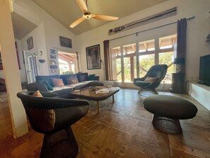 Télévision, cheminée, livres, imprimantes