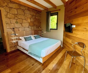4 bedrooms, desk, iron/ironing board, travel crib