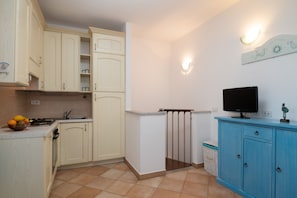 Fridge, oven, dishwasher, coffee/tea maker