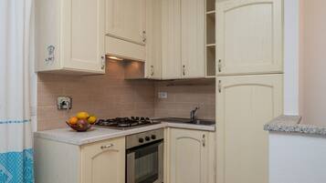 Réfrigérateur, four, lave-vaisselle, cafetiÚre/bouilloire