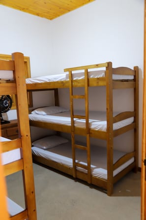 4 quartos, berço de viagem, Wi-Fi de cortesia, roupa de cama