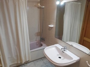 Bathtub, towels